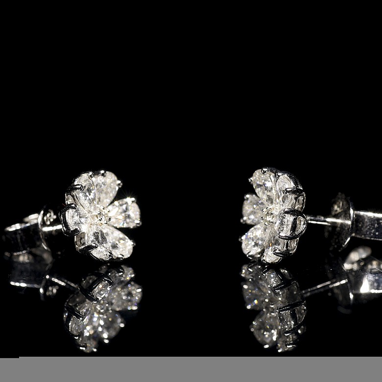 Earrings ‘Flower’ in 18 kt white gold and diamonds