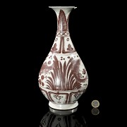 Yuhuchunping “Fish” vase with white and red enamels, Yuan style