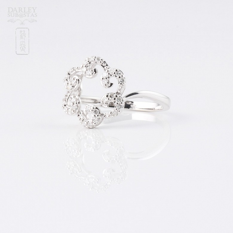 Ring in 18k white gold and diamonds