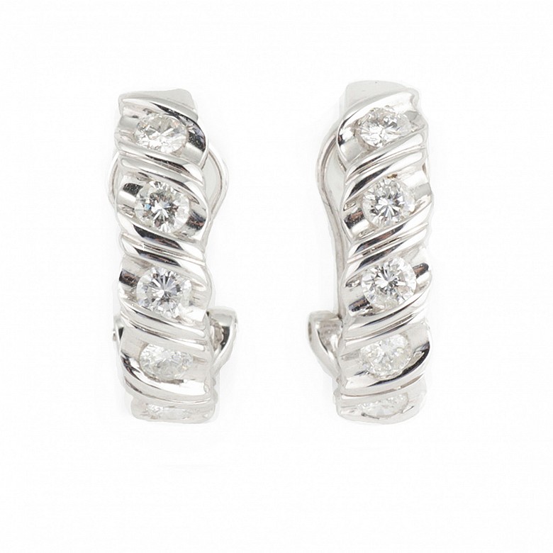 Pair of earrings in 18k white gold and 10 diamonds.