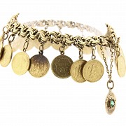 Pulsera de oro de 18k con monedas.