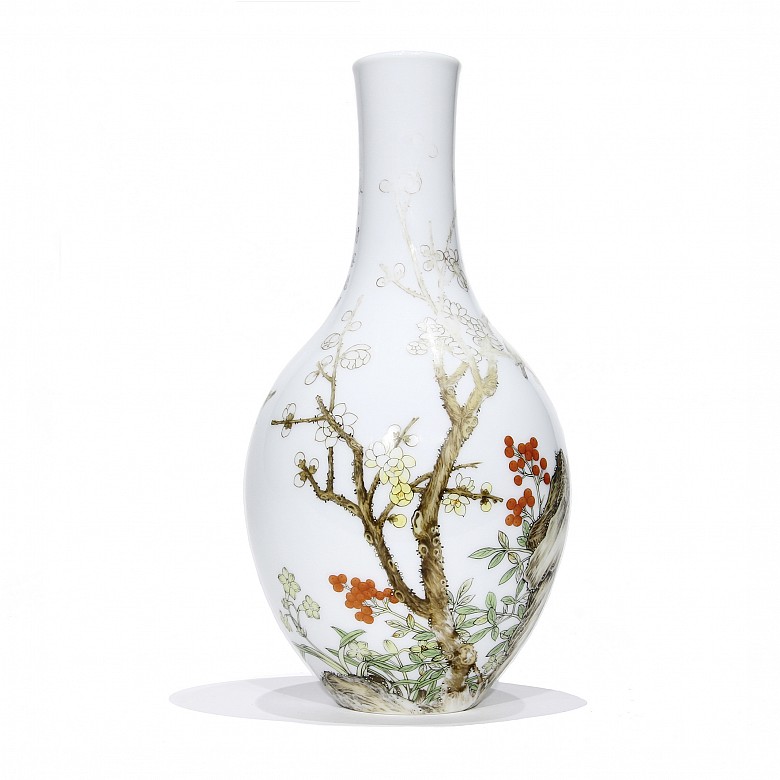 A Falangcai porcelain vase with nature and birds, Qianlong (1736 - 1795).