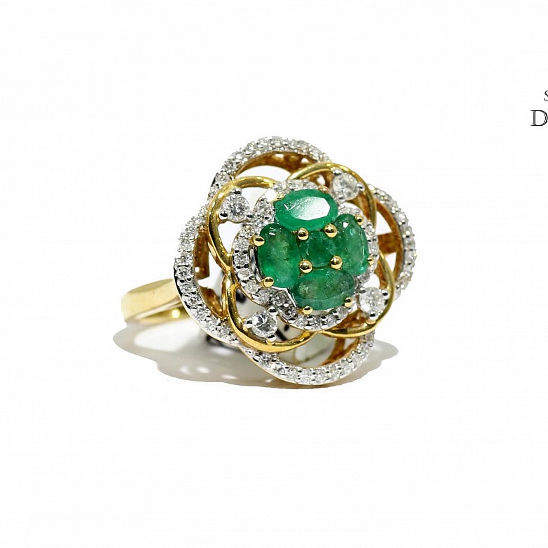 Ring in 18k yellow gold, emeralds and diamonds.