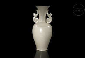 Yuan-style ‘Dingyao’ glazed ceramic vase