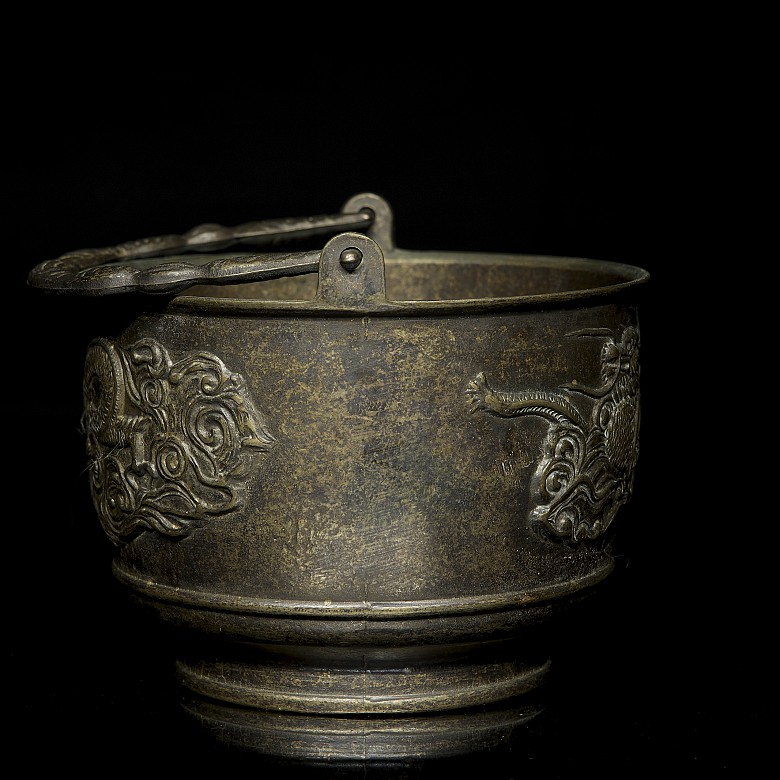 Bronze ‘Dragon’ Vessel, Qing dynasty