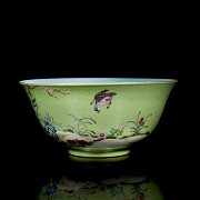 Cuenco de porcelana esmaltada con fondo esgrafiado, con sello Qianlong