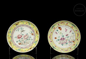 Pair of pink family plates ‘Flowers and birds’, 20th century