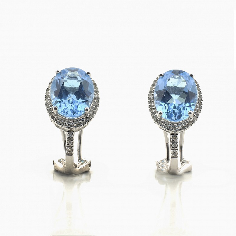 Earrings in 18k white gold and diamonds