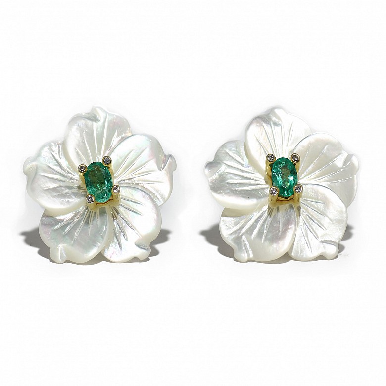 Earrings of white mother of pearl and emeralds.