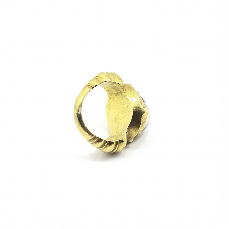 Ring in 22k yellow gold, with translucent quartz.