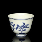 Pequeña taza de porcelana azul y blanco 