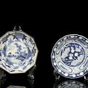 Dos platos de porcelana china azul y blanco, dinastía Qing