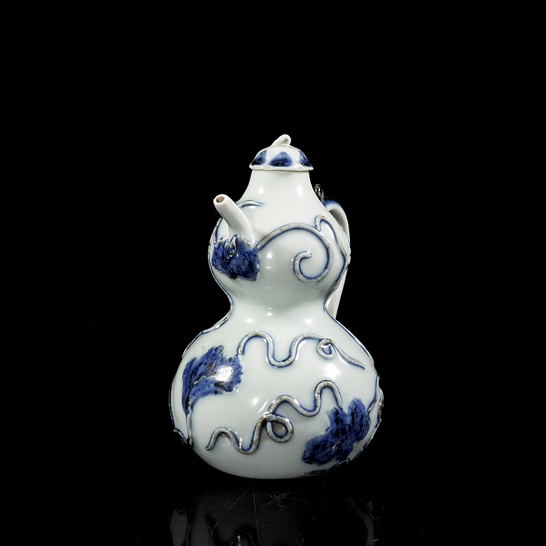 Blue-and-white porcelain ‘Hulu’ teapot, Ming dynasty