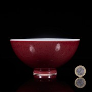 Cuenco de porcelana esmaltada en rojo, dinastía Qing, con sello Qianlong