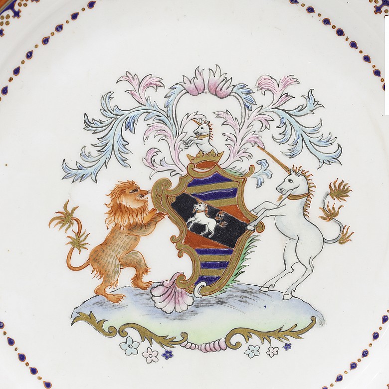 Pair of glazed porcelain plates, s.XX