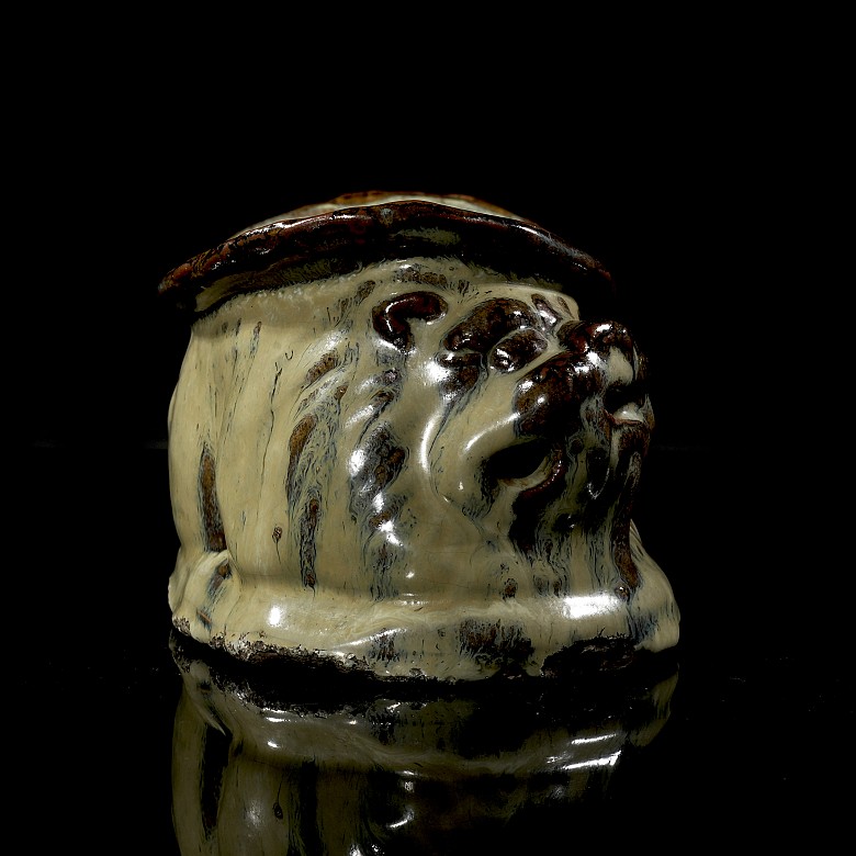 Double lion' glazed ware pillow, Song dynasty