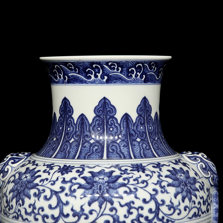 Blue and white ‘Hu’ porcelain vase, with Qianlong seal