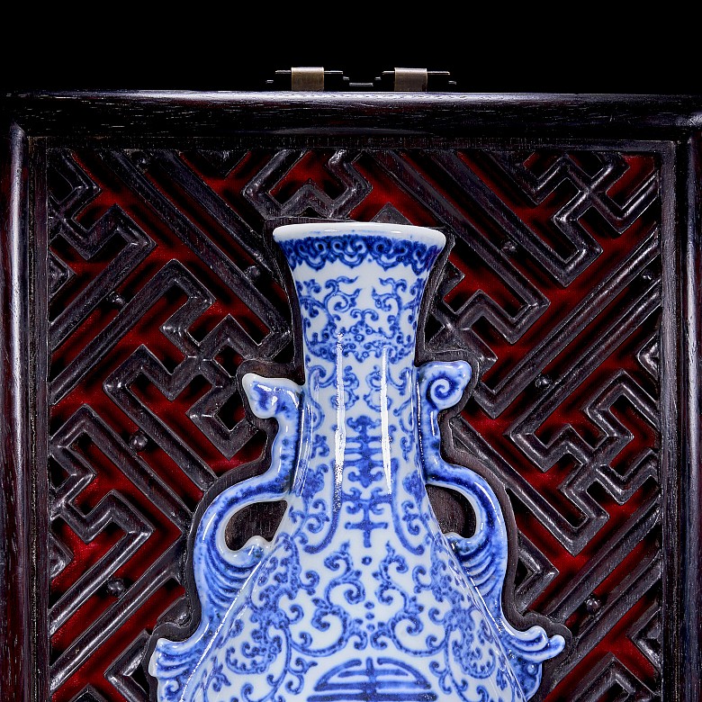 Enamelled porcelain decorative vase, Qing dynasty