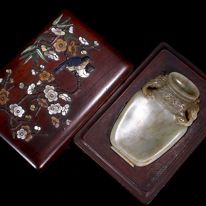 Jade plaque ‘Vase’ with wooden box, Qing dynasty