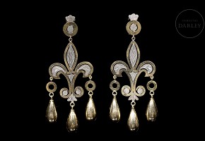 Long gold and silver earrings ‘Fleur de lis’