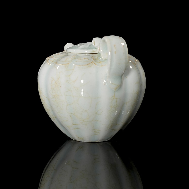 Porcelain teapot with celadon glaze, Song style