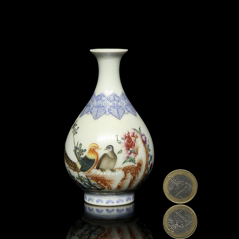 Small porcelain vase ‘Pheasants’, Yongzheng mark