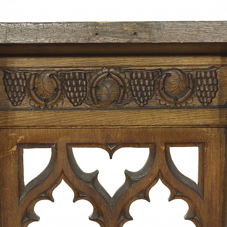 Atril gótico de madera tallada, s.XX