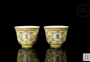 Pareja de tazas de porcelana con fondo amarillo, con sello Guangxu