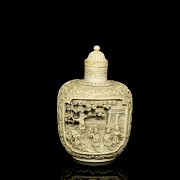 Ivory snuff bottle ‘Ladies in the garden’, 19th century