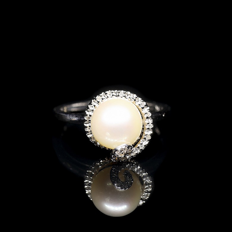 Anillo en oro blanco de 18 kt con perla y diamantes