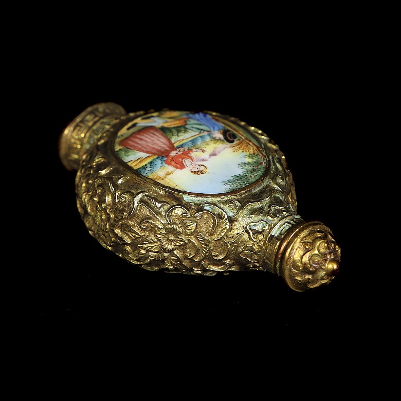 Snuff bottle ‘Gallant Scene’, with Qianlong brand name