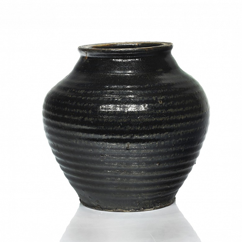 Striated ceramic vase, Qing dynasty