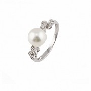 18k white gold ring with pearl and 8 diamonds.