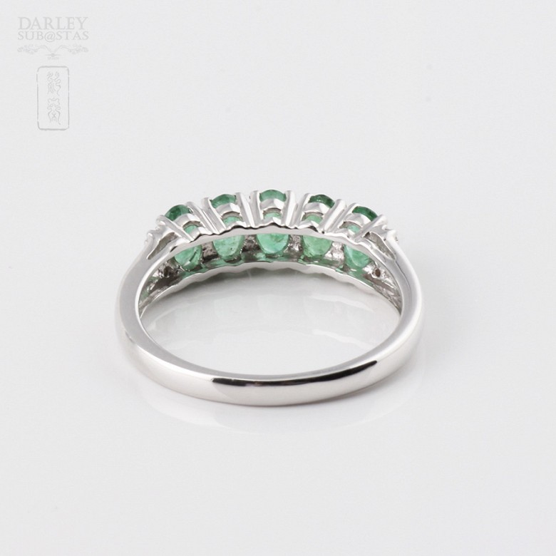 Ring in 18k white gold with emerald and diamonds.