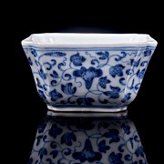 Blue-and-white enamelled porcelain square bowl, Qing Dynasty