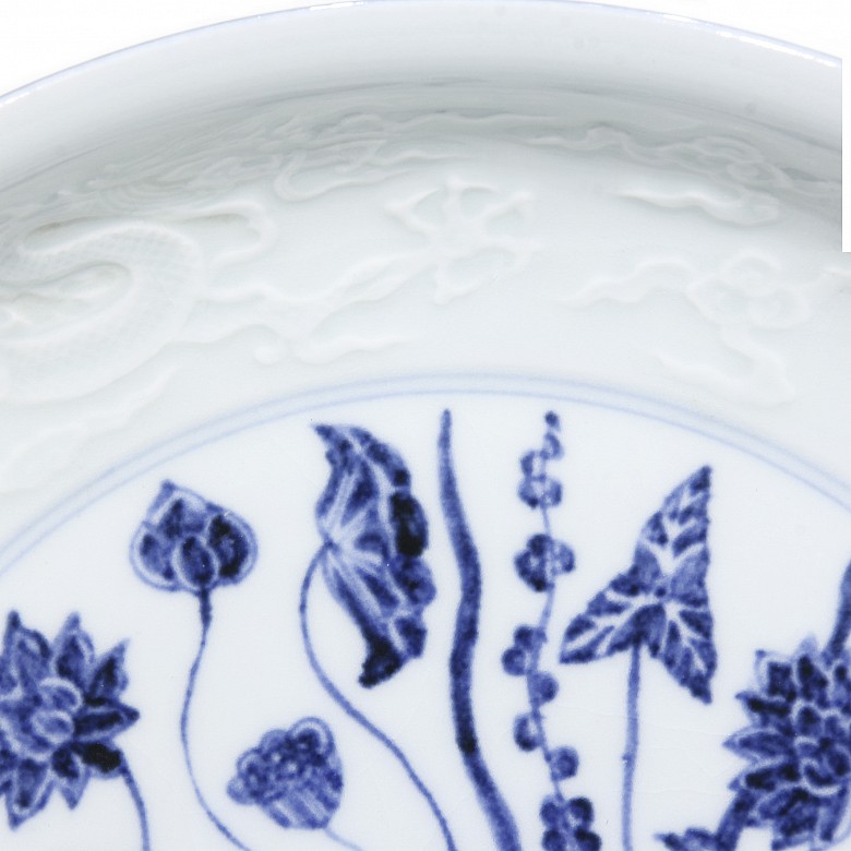 Large porcelain plate with bouquet and dragons, 20th century