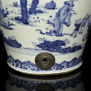 Blue and white porcelain tibor “Scenes in garden”, Qing Dynasty