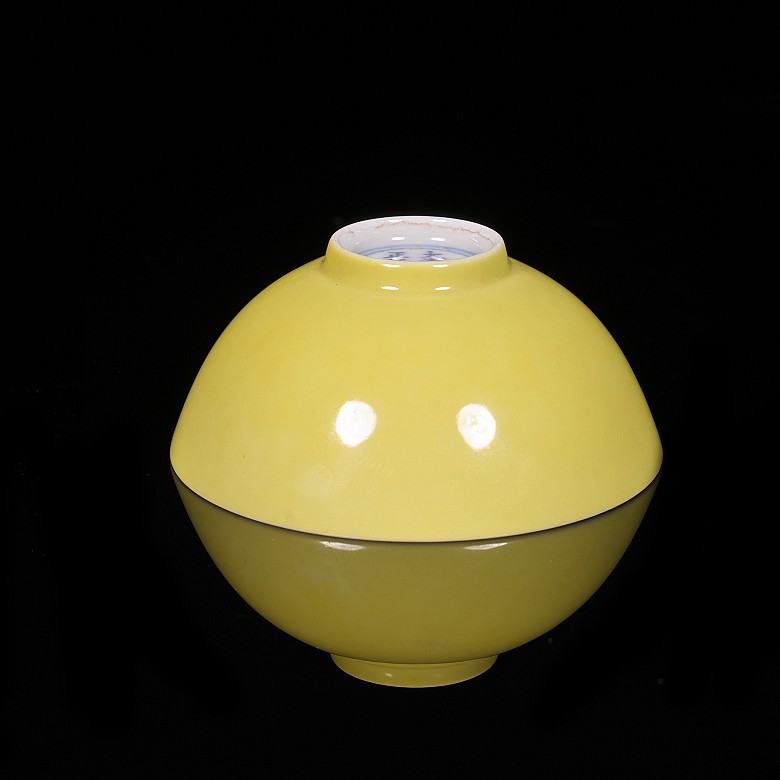 Yellow glazed porcelain bowl, Qing dynasty, Yongzheng