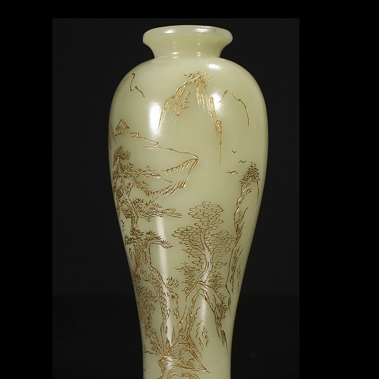 Small Hetian jade vase, Qing dynasty