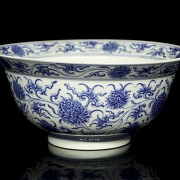 Porcelain bowl ‘Peonies’, with Ming seal