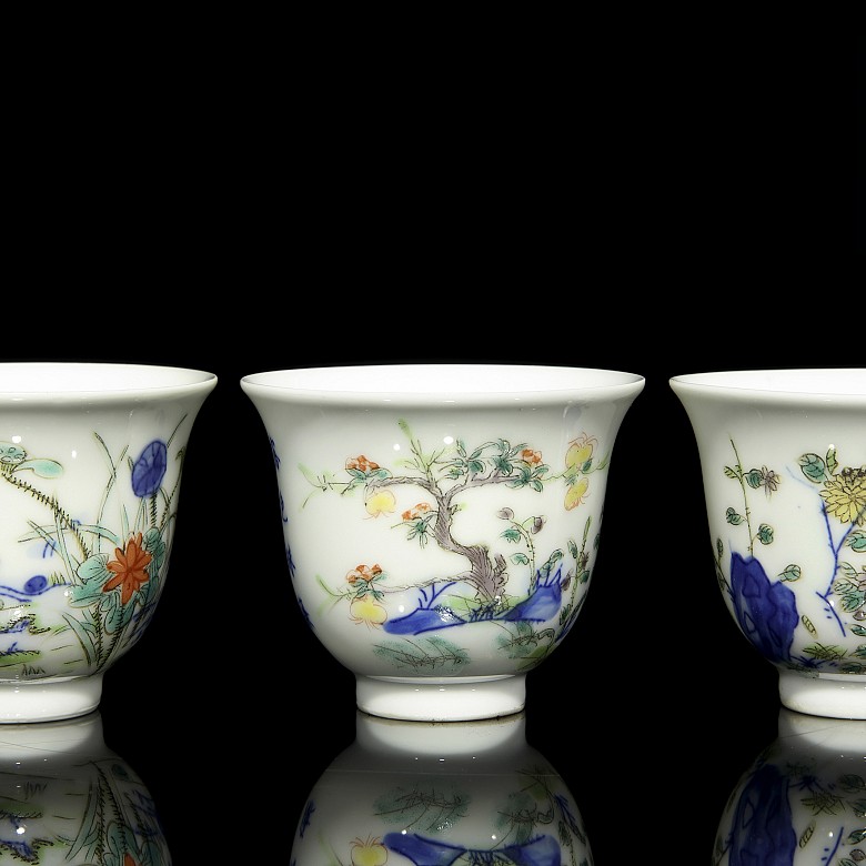 Complete set of twelve cups with flowers, 20th century