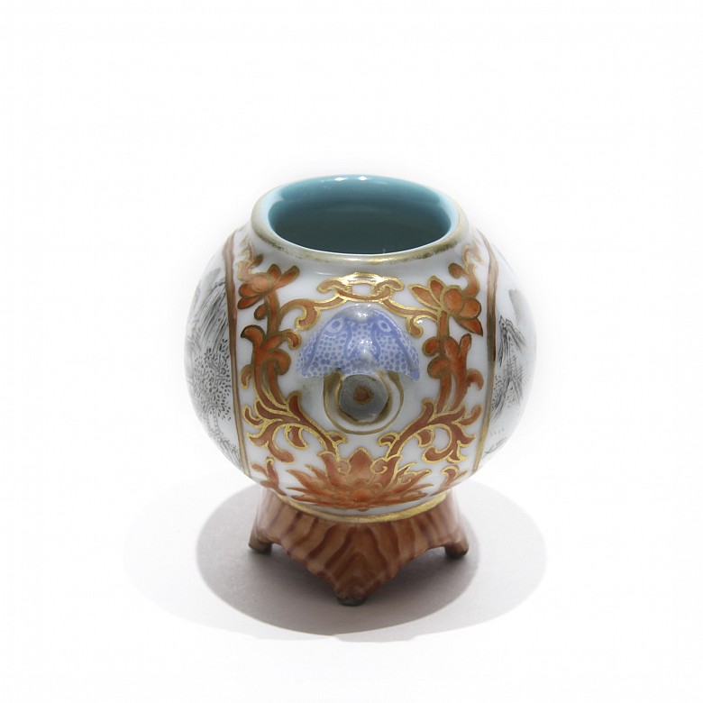 Small porcelain vessel, with Qianlong seal.