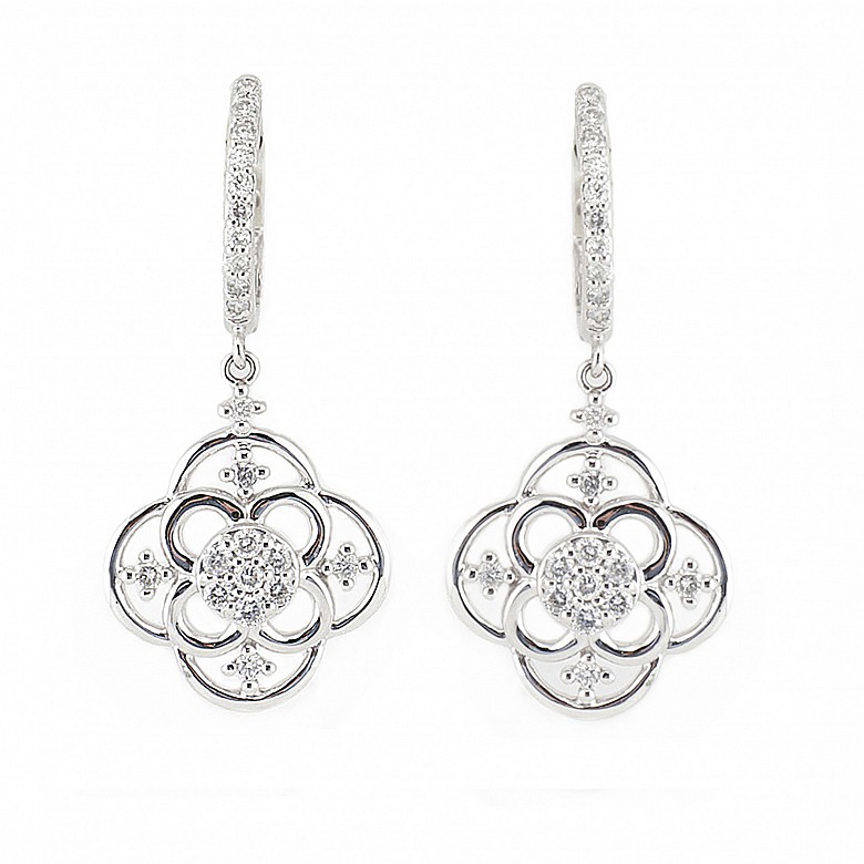 Earrings in white gold and 44 diamonds.