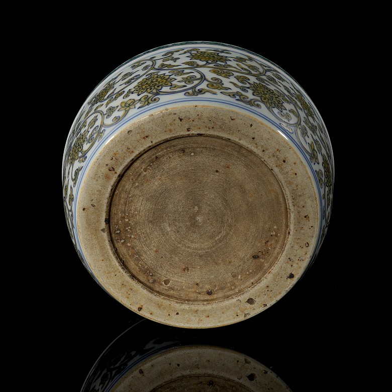 Doucai porcelain container for ‘Lotus’ brushes, with Longqing marking