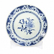 Chinese blue and white decorated plate, 18th century