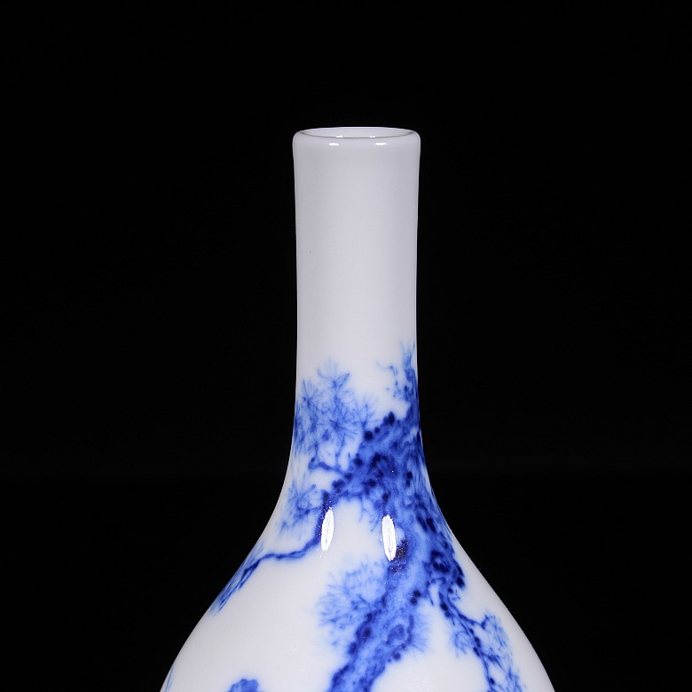 Small blue and white ‘Dan Ping’ vase, Minguo