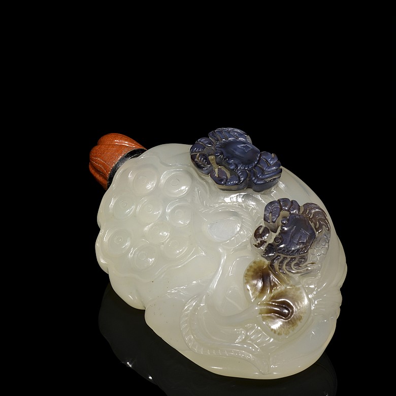 Agate snuff bottle 