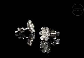 Earrings ‘Flower’ in 18 kt white gold and diamonds