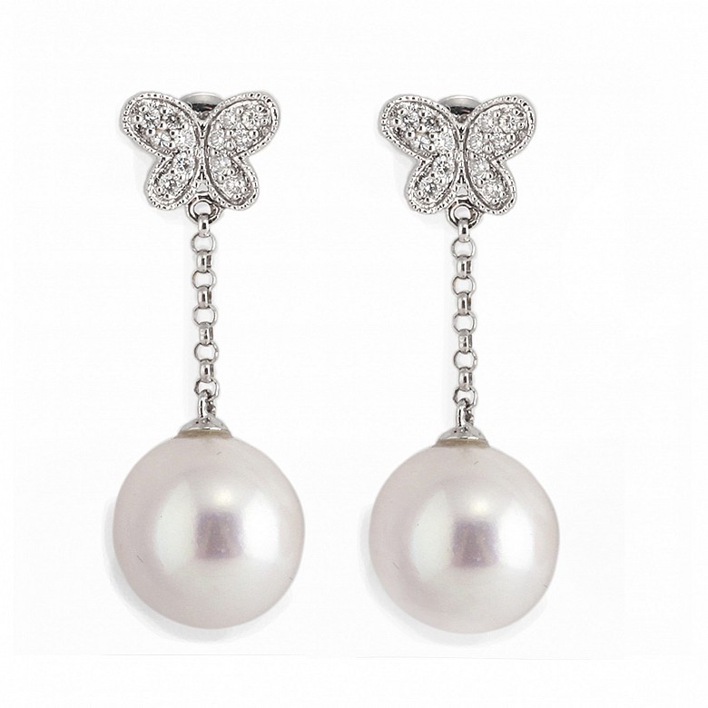 Pearl earrings in 18k white gold and diamonds.