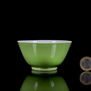 Taza de porcelana esmaltada en verde, con sello Yongzheng